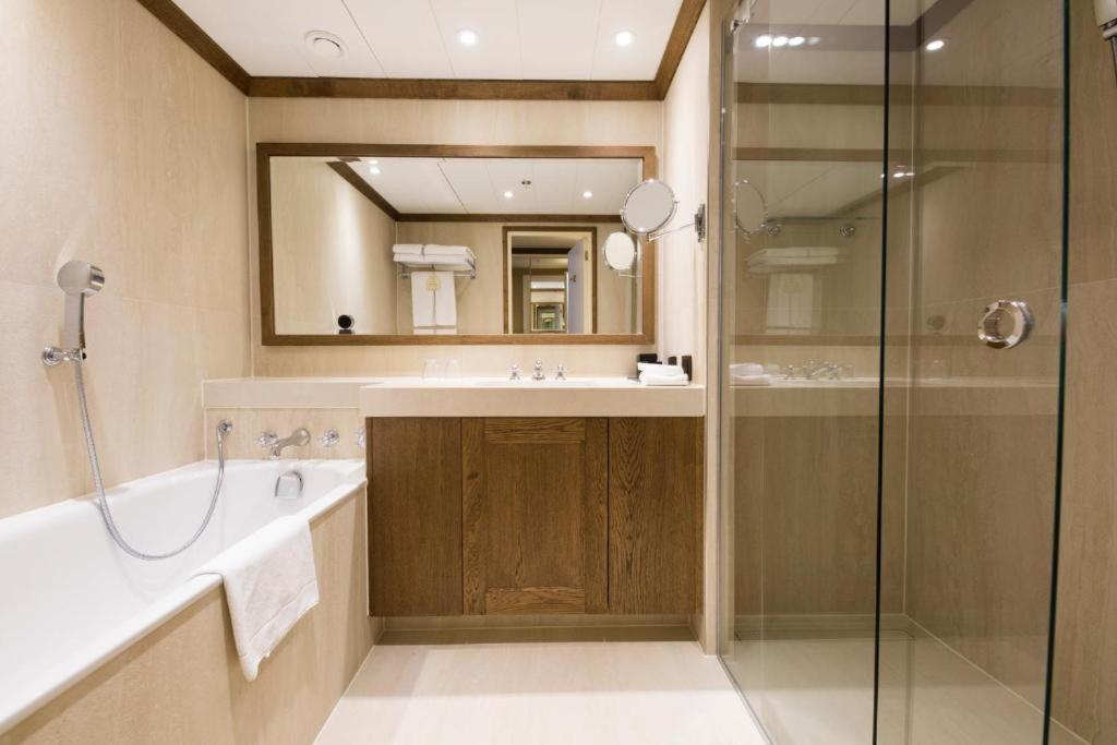 Grand Hotel Huis Ter Duin Noordwijk Zimmer foto A bathroom in a hotel
