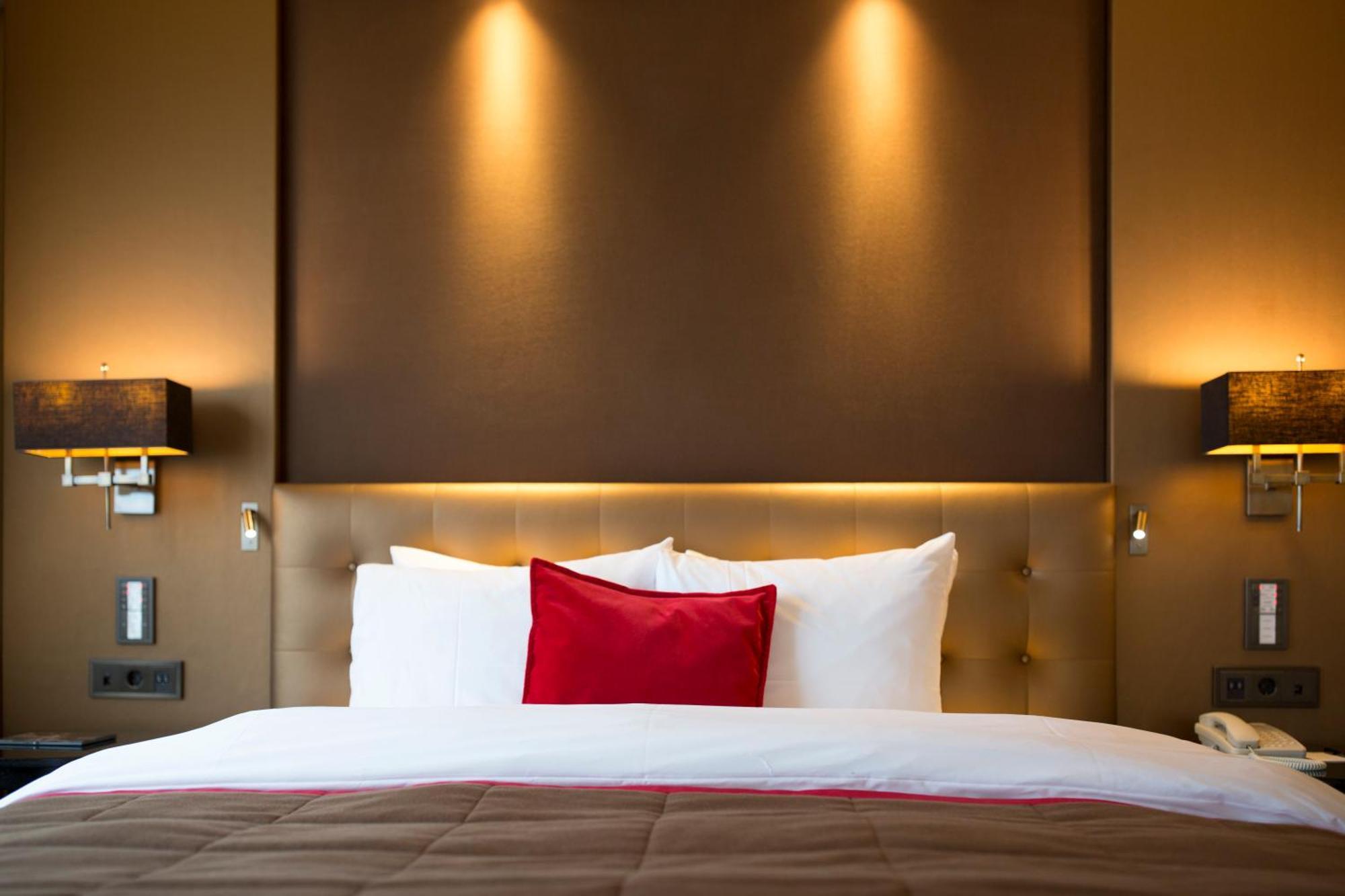 Grand Hotel Huis Ter Duin Noordwijk Zimmer foto A bed with a red pillow